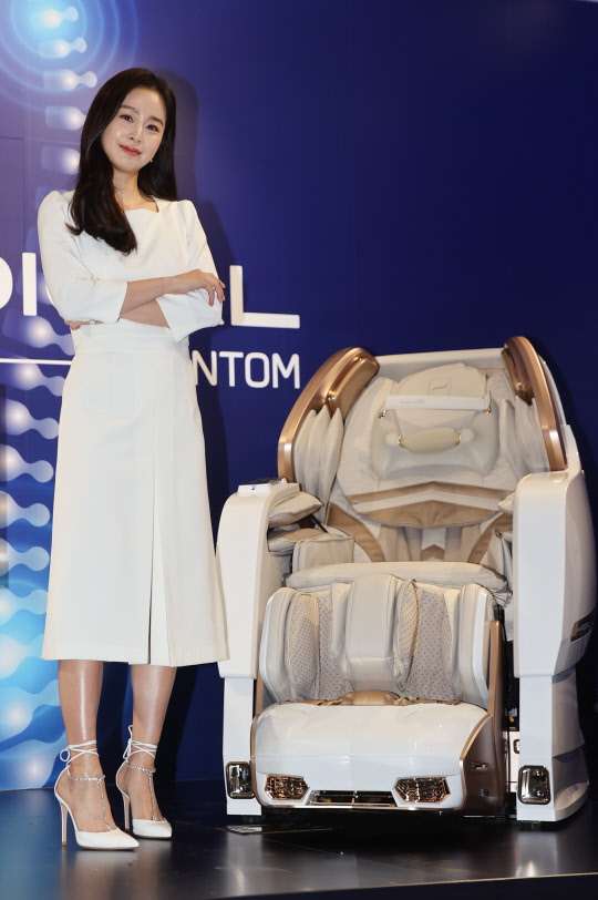 배우 김태희가 19일 오전 서울 도곡동 바디프랜드 본사에서 열린 허리디스크 의료기기 '메디컬팬텀' 출시행사에서 포즈를 취하고 있다. 연합뉴스